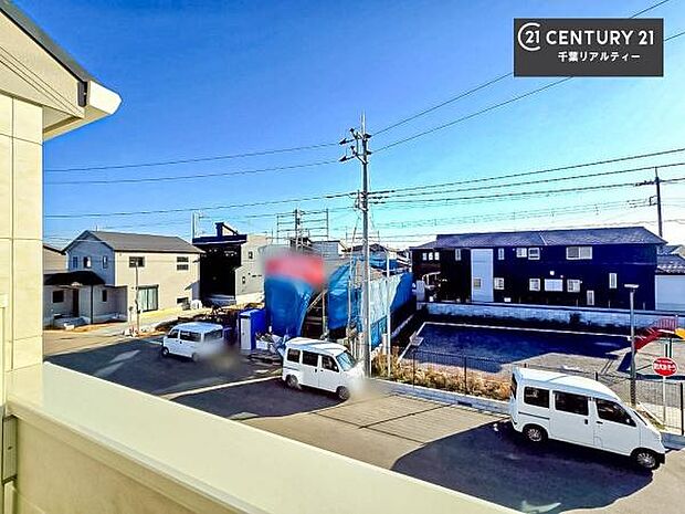 晴れた日には青い空を見渡せる開放的な時間を楽しめます。気持ちの良い風が通り抜ける街並みです!