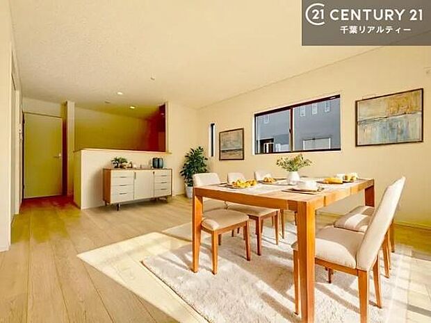 家具はCGパースです。優しい陽だまりがリビングを包んでくれて居心地の良い空間を演出してくれます!くつろぎの時間を過ごせます!