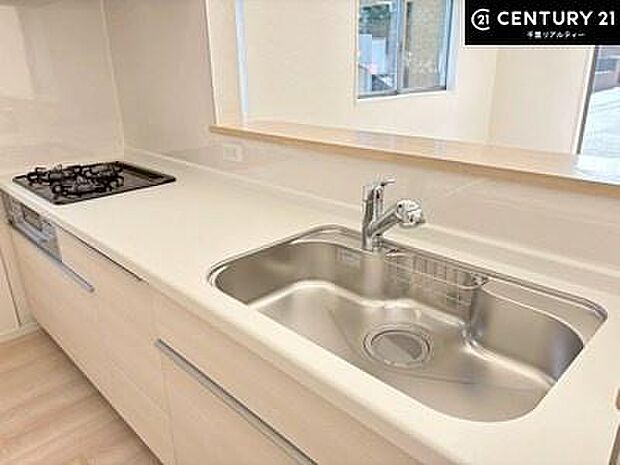 キッチンには小窓があり、自然光を取り込みながら換気もスムーズ。明るく快適な調理空間を実現しています。換気もしっかりできます!