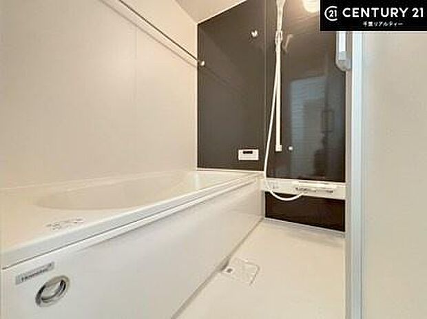 落ち着きある大人の雰囲気のバスルームは、味が出ていてバスタイムが充実!お仕事頑張っているご褒美にお好みの匂いの入浴剤を入れて、楽しんでみてはいかがでしょうか?