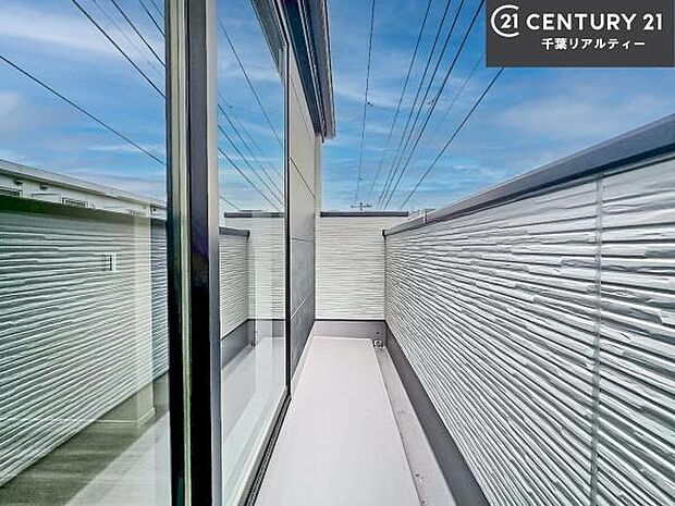 南向きの広々としたバルコニーは、たっぷりの陽光が差し込み、お洗濯物も気持ちよく乾かせます。開放感があり、心地よい時間を過ごせる空間です。