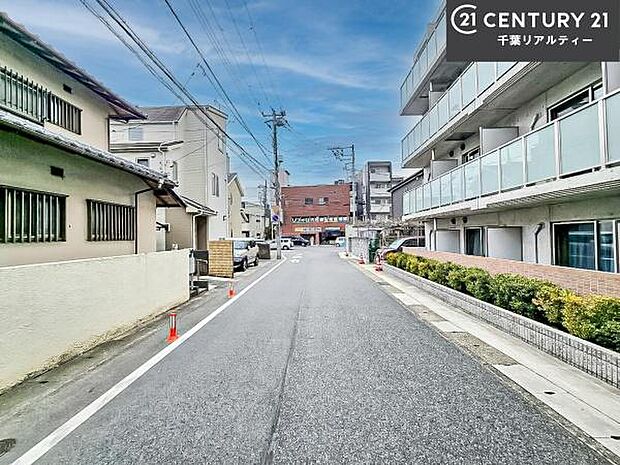 前面道路6m!陽当り良好な立地です。車庫入れが苦手な方も安心ですね。