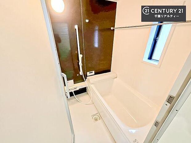 落ち着きある大人の雰囲気のバスルームは、味が出ていてバスタイムが充実!お仕事頑張っているご褒美にお好みの匂いの入浴剤を入れて、楽しんでみてはいかがでしょうか?