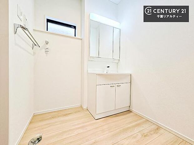 三面鏡仕様の洗面所は、身だしなみがしやすい造り!裏は収納になっています。ドライヤーやお化粧道具を片付けられるので洗面台周りをスッキリと見せることが出来ます!