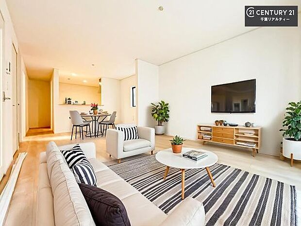 家具はCGパースです。開放感のある広々LDK！ソファーやダイニングテーブルを置いても窮屈にならないので快適に過ごせます！コミュニケーションが取りやすいリビングです！