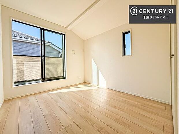 バルコニーに面している洋室です。明るく温もりがあり、換気もしっかりできます!朝起きて、外に出て背伸びをしつつ深呼吸をし良い朝を迎え入れることができます。