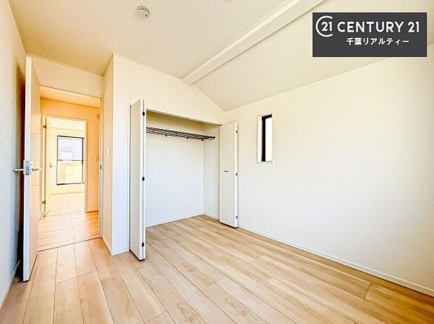 収納スペースがついています!居室をスッキリ整頓する事ができますね。家具を選ばないシンプルなデザインの為、家具を選ばずお気に入りの空間作りができそうですね。