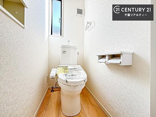 1・2階にトイレがございます!朝の忙しい時間帯も待たずにすみそうですね。白を基調とした清潔感のあるトイレでお手入れがしやすいです!