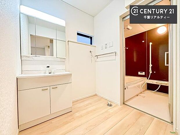 三面鏡仕様の洗面所は、身だしなみがしやすい造り!裏は収納になっています。ドライヤーやお化粧道具を片付けられるので洗面台周りをスッキリと見せることが出来ます!