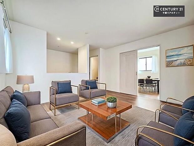 家具はCGパースです。心地良いリビングは家族が自然と集まります。家族団欒の時間が増えそうです。ご家族と、より一層充実した時間を過ごせそうですね。