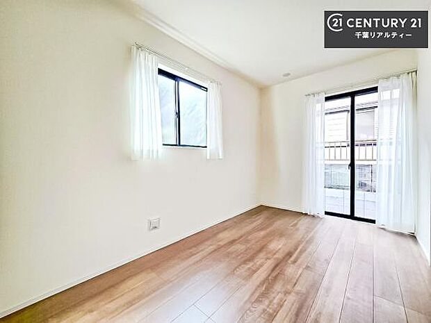 リビングに隣接した洋室は家族のライフスタイルに合わせて柔軟に使える便利な空間。扉を開ければリビングと一体感のある広々とした空間に、閉めれば来客用の個室やワークスペース、キッズルームとしても活躍します。