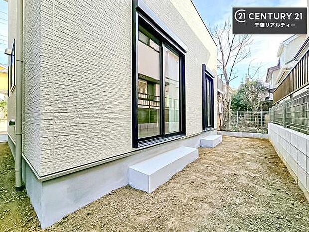 お庭スペースつき!ガーデニングや家庭菜園が楽しめてアウトドアの趣味が増えそうですね!