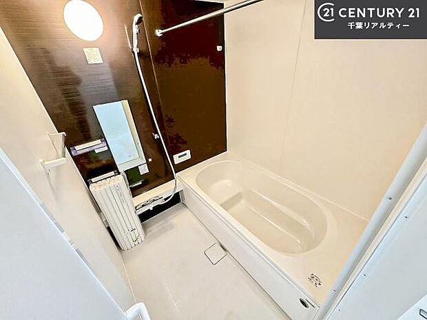 落ち着きある大人の雰囲気のバスルームは、味が出ていてバスタイムが充実!お仕事頑張っているご褒美にお好みの匂いの入浴剤を入れて、楽しんでみてはいかがでしょうか?