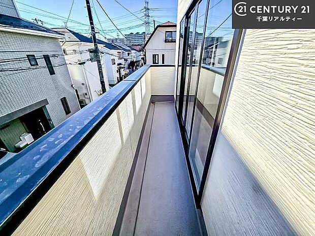 陽当たり良好なバルコニーです!晴れた日には青い空を見渡せる開放的な時間を楽しめます。