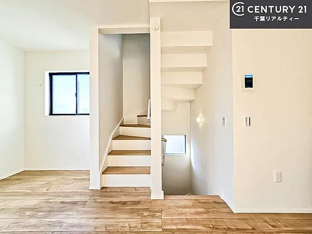 階段は明るく手摺りもついています。お子様やご年配の方も安心してご利用頂けますね。