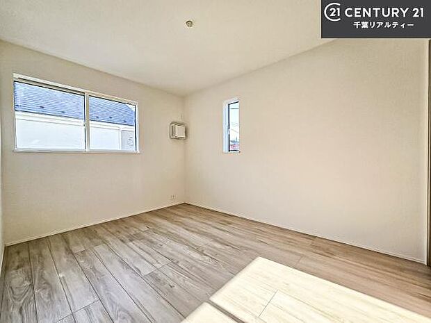 掃き出し窓がないお部屋は、お子様のお部屋としても安心です!収納スペースも充実しているので散らかったお部屋をサッと片付けられます!