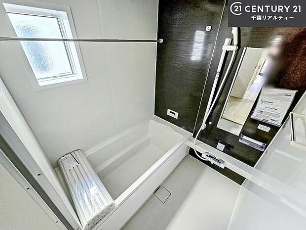 落ち着きある大人の雰囲気のバスルームは、シックなデザインでバスタイムが充実!お仕事頑張っているご褒美にお好みの匂いの入浴剤を入れて、楽しんでみてはいかがでしょうか?