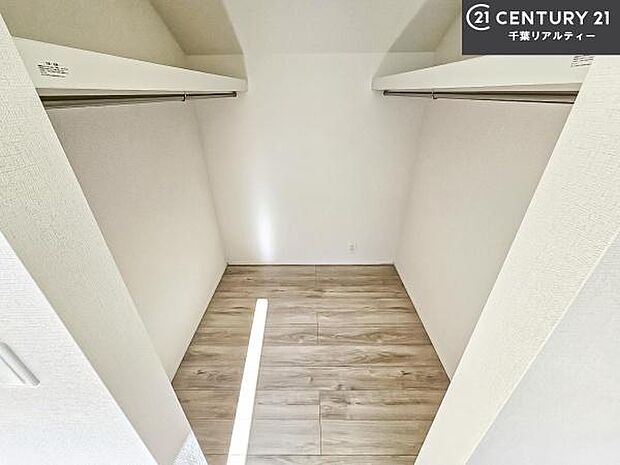 ウォークインクローゼット付きです。たくさんのお洋服などを収納しておけそうですね!他にも扇風機や加湿器など季節物の大きな家電も収納できます。