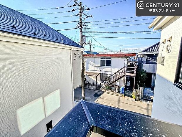 落ち着きある住宅街です!周囲には高い建物がなく、空が広く開放感があり、陽当たりを大きく遮られることもありません!気持ちの良い風が通り抜ける街並みです!