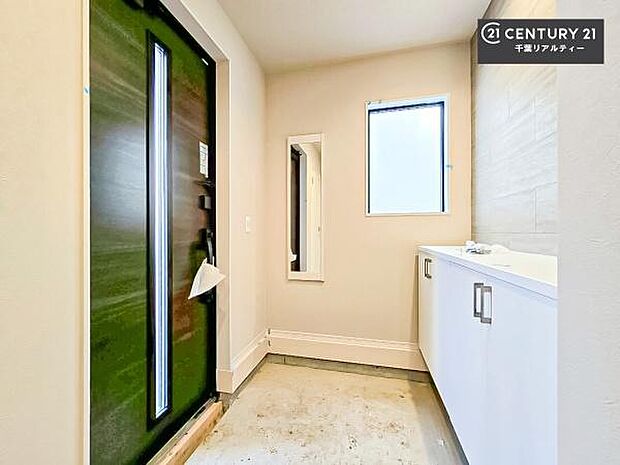 シューズボックス付きなので、玄関が片付きお掃除がしやすいです!スッキリした玄関で戸を開けた瞬間、清潔感のある心地いい空間が出迎えてくれます。