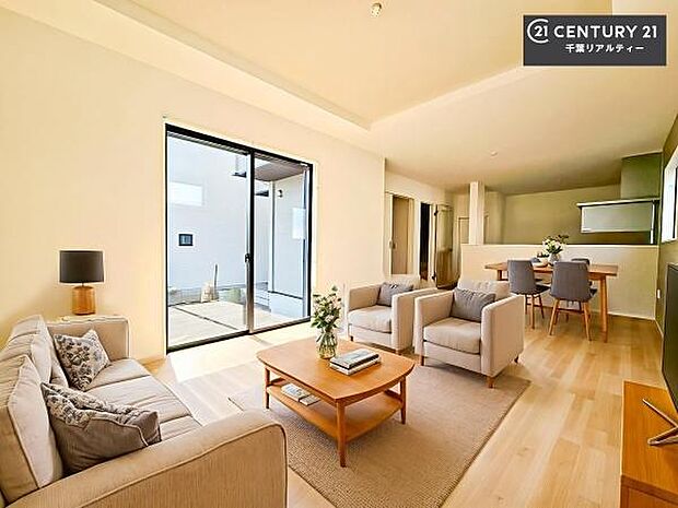 家具はCGパースです。心地良いリビングは家族が自然と集まります。家族団欒の時間が増えそうです。ご家族と、より一層充実した時間を過ごせそうですね。