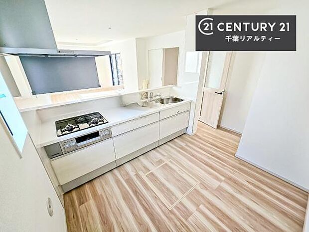 大人気の対面式システムキッチンを採用しています!ご家族のコミュニケーションが自然と増える設計です。お子様にも目が届くので嬉しいですね!広々使えて快適に作業が進みます。