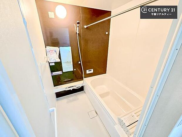 落ち着きある大人の雰囲気のバスルームは、味が出ていてバスタイムが充実!お仕事頑張っているご褒美にお好みの匂いの入浴剤を入れて、楽しんでみてはいかがでしょうか?