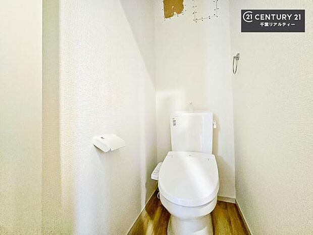 1・2階にトイレがございます!朝の忙しい時間帯も待たずにすみそうですね。白を基調とした清潔感のあるトイレでお手入れがしやすいです!