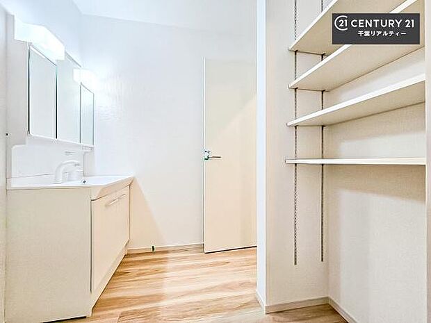 洗面所にはタオルや洗剤、ストック品などを収納できるちょっとした収納スペースを確保。限られた空間を有効活用することで、生活感が出やすい水まわりもすっきりと保てます。