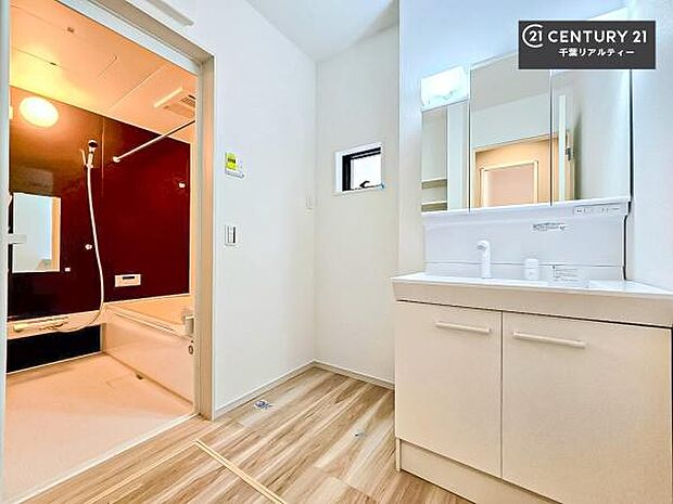 三面鏡仕様の洗面所は、身だしなみがしやすい造り!裏は収納になっています。ドライヤーやお化粧道具を片付けられるので洗面台周りをスッキリと見せることが出来ます!洗濯パンも完備で安心ですね!