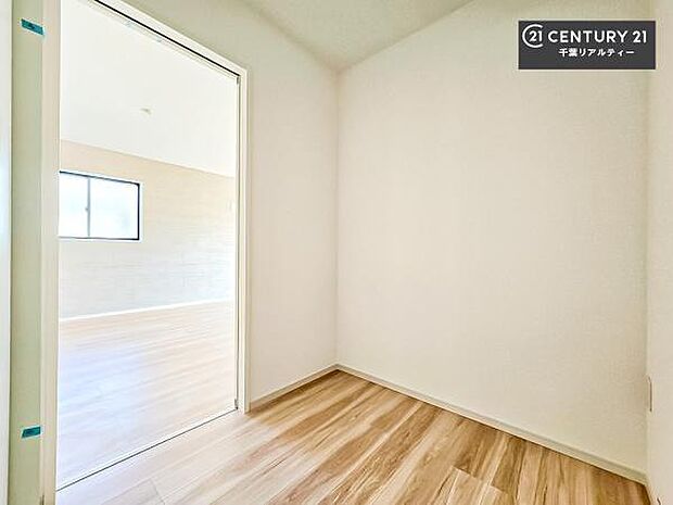 住空間をすっきり使うためには必須ポイントの収納スペースですよね。是非現地でご確認ください!