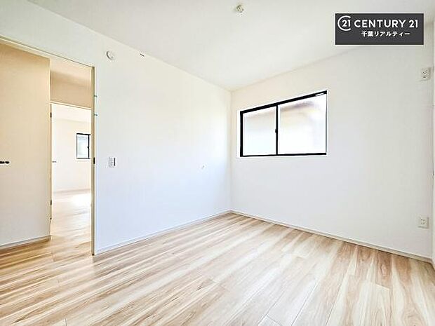 優しい光が差し込む洋室は、朝の目覚めも気持ちが良さそうですね。おうち時間もゆったりと過ごすことができます。