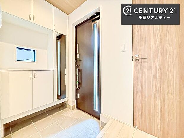 シューズボックス付きなので、玄関が片付きお掃除がしやすいです!スッキリした玄関で戸を開けた瞬間、清潔感のある心地いい空間が出迎えてくれます。