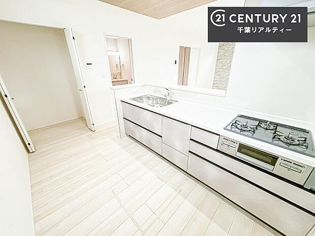 大人気の対面式システムキッチンを採用しています!ご家族のコミュニケーションが自然と増える設計です。お子様にも目が届くので嬉しいですね!広々使えて快適に作業が進みます。