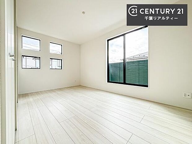 バルコニーに面している洋室です。明るく温もりがあり、換気もしっかりできます!朝起きて、外に出て背伸びをしつつ深呼吸をし良い朝を迎え入れることができます。