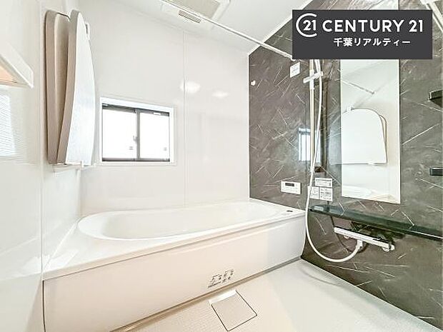 落ち着きある大人の雰囲気のバスルームは、味が出ていてバスタイムが充実!お仕事頑張っているご褒美にお好みの匂いの入浴剤を入れて、楽しんでみてはいかがでしょうか?