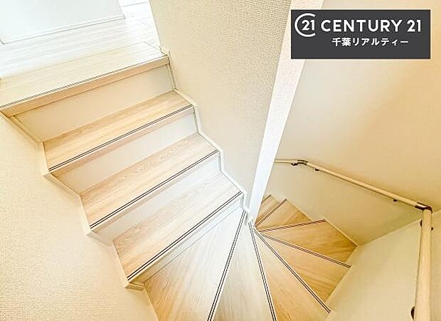 階段は明るく手摺りもついています!お子様やご年配の方も安心してご利用頂けますね!