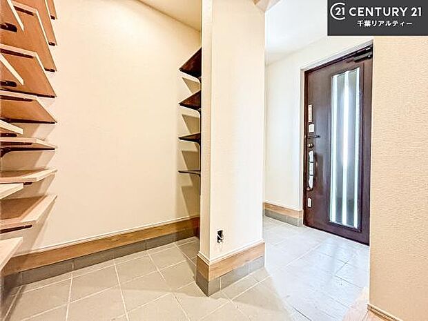 疲れて帰ってきても、ただいま!を言いたくなる、優しく迎え入れてくれる空間になっています。明るく温もり溢れる玄関です!