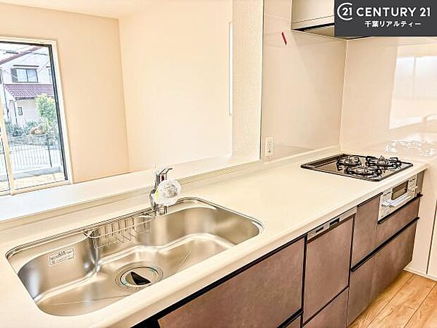 大人気の対面式システムキッチンを採用しています!ご家族のコミュニケーションが自然と増える設計です。お子様にも目が届くので嬉しいですね!広々使えて快適に作業が進みます。