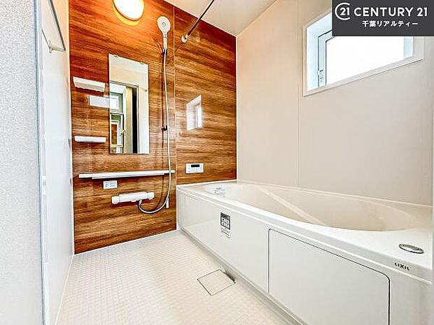 落ち着きある大人の雰囲気のバスルームは、味が出ていてバスタイムが充実!お仕事頑張っているご褒美にお好みの匂いの入浴剤を入れて、楽しんでみてはいかがでしょうか?