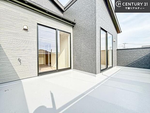 陽当たり良好なバルコニーです!晴れた日には青い空を見渡せる開放的な時間を楽しめます。