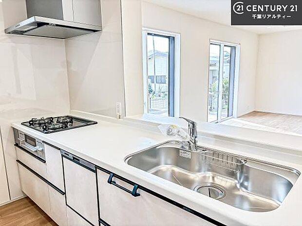 大人気の対面式システムキッチンを採用しています!ご家族のコミュニケーションが自然と増える設計です。お子様にも目が届くので嬉しいですね!広々使えて快適に作業が進みます。