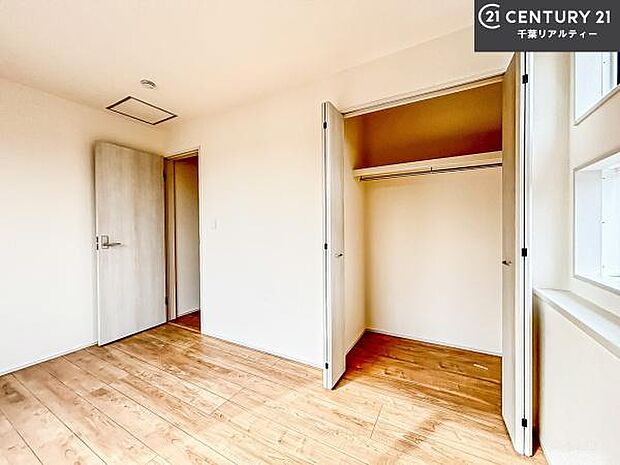 優しい光が差し込む洋室は、朝の目覚めも気持ちが良さそうですね。おうち時間もゆったりと過ごすことができます。優しい色合いのフローリングがどんな家具にもマッチします!