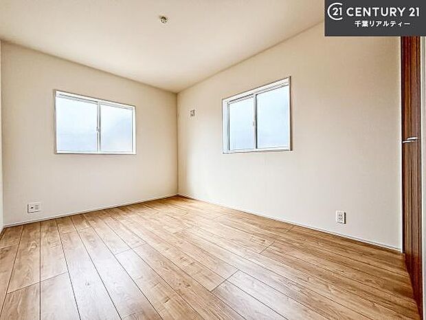 2面採光を確保した明るい室内は、風通しも良く、明るく大変居心地の良い空間となっております。リラックスして過ごせる心地の良いお部屋です！朝の目覚めがスッキリしますね！