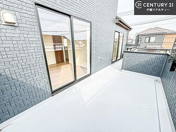 陽当たり良好なバルコニーです!晴れた日には青い空を見渡せる開放的な時間を楽しめます。