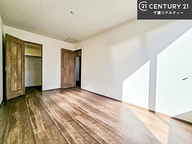 優しい光が差し込む洋室は、朝の目覚めも気持ちが良さそうですね。おうち時間もゆったりと過ごすことができます。優しい色合いのフローリングがどんな家具にもマッチします!