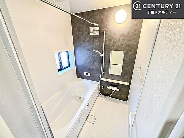 落ち着きある大人の雰囲気のバスルームは、味が出ていてバスタイムが充実!お仕事頑張っているご褒美にお好みの匂いの入浴剤を入れて、楽しんでみてはいかがでしょうか?