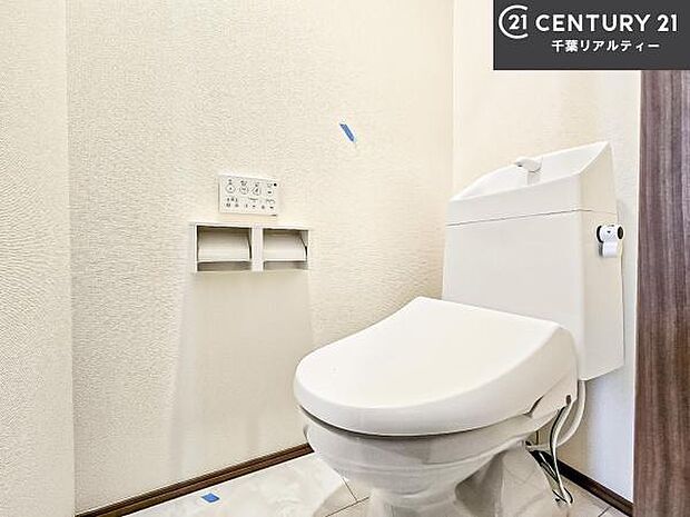 清潔感のある色味のお手洗いです!さわやかでスッキリする空間です!白を基調としているので、お手入れがしやすいトイレです!