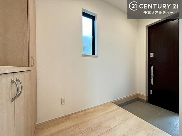 玄関のシューズボックスは、収納力良好で靴をすっきり整理できるだけでなく、上部を飾り棚として活用可能。お気に入りの小物やグリーンを置けば、来客を迎えるおしゃれな空間に仕上がります!