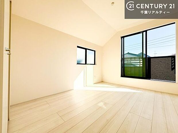 2面採光を確保した明るい室内は、風通しも良く、明るく大変居心地の良い空間となっております。リラックスして過ごせる心地の良いお部屋です!朝の目覚めがスッキリしますね!